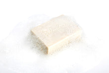 GOATS MILK & MANUKA HONEY CLEANSING BAR 100g
